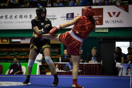 Delphine Stambouli (en rouge) au Championnat du Monde de Sanda 2014.