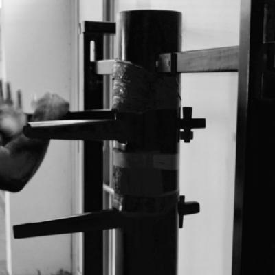 Frédéric Bensimon au mannequin de bois.