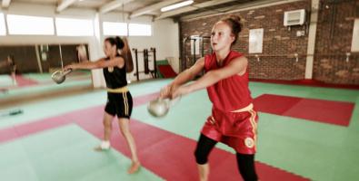 Préparation physique, Margaux Delacourt et Delphine Stambouli avec les kettlebells.